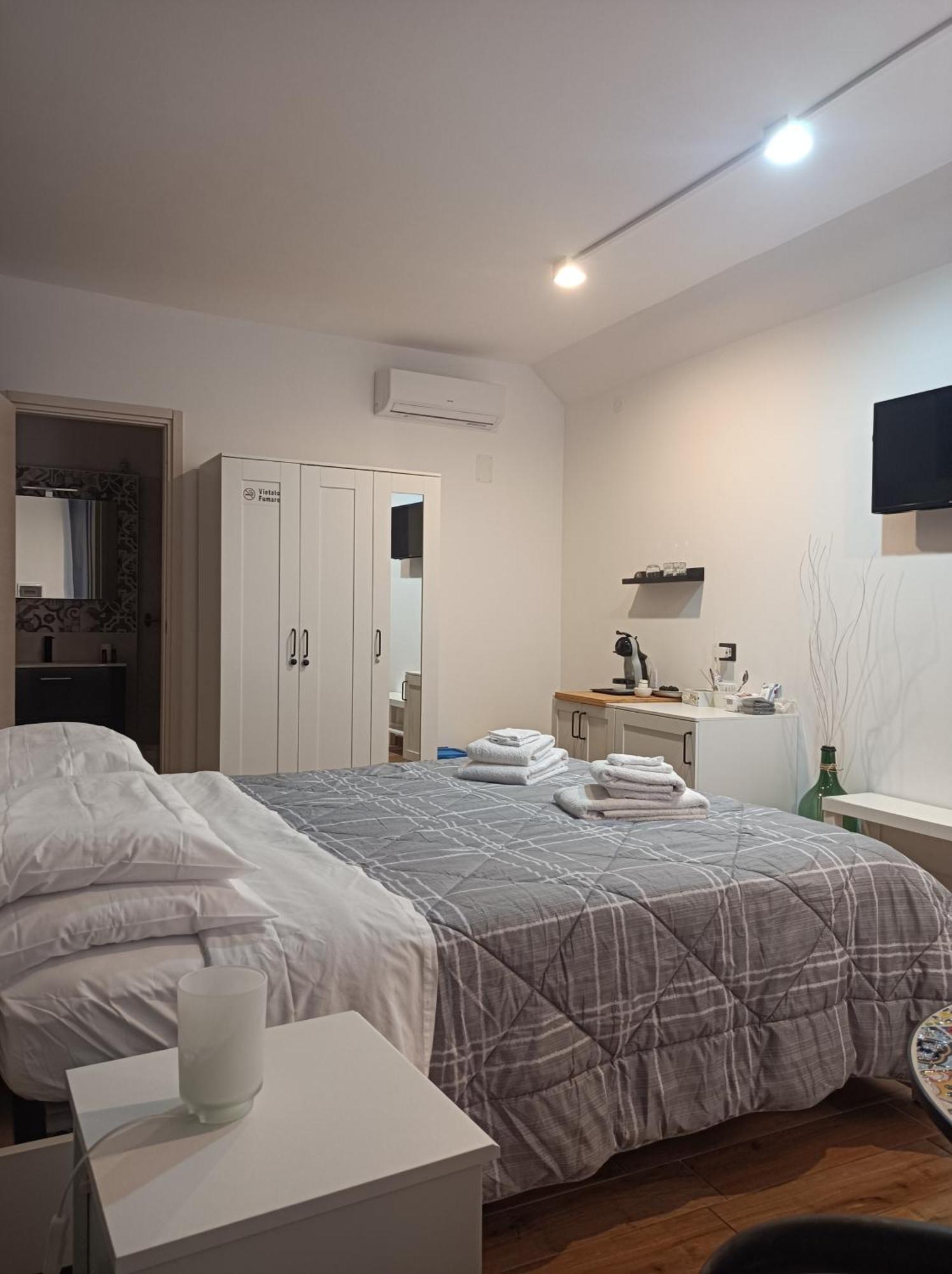 La Jacaranda Rooms تاورمينا الغرفة الصورة